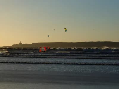 Kitesurfeur sur la baie d’Essaouira par vent fort